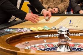Tampilan meja Casino Hold'em dengan dealer langsung di ammo88
